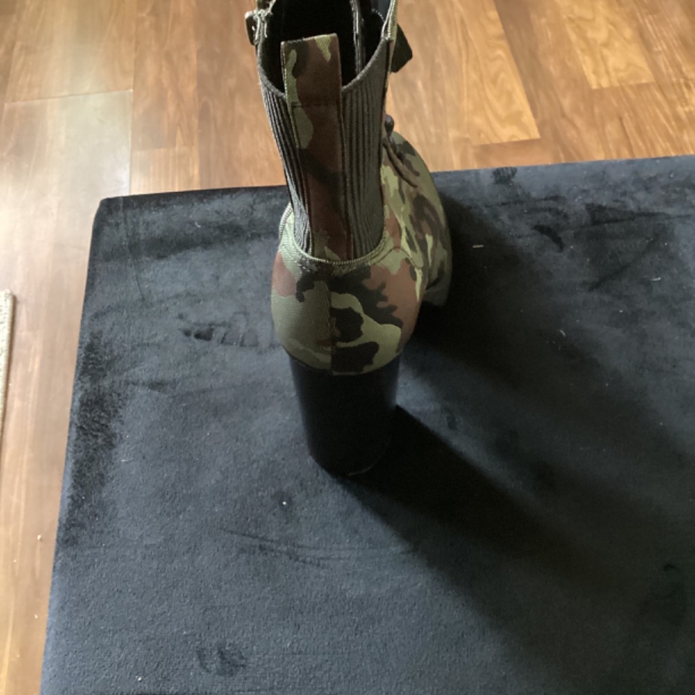 Madden Girl Camouflage Latch Boots Size 11 - Picture 4 of 4